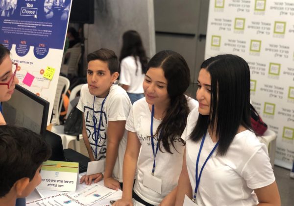 בין חצור לפאלם ביץ’ – בונים גשר בין העולמות