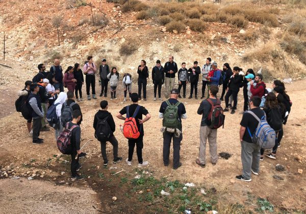 ״רק כאשר אתה מסייר ברגל ברחבי הארץ, מתבשם מנופה, ורואה במו עיניך את שרידיה הקדומים וישוביה החדשים – אתה מרגיש את הקשר האמיתי לארץ ישראל ואת היותך בן הארץ הזאת” (זאב וילנאי)